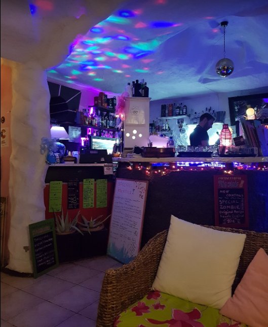 Bancone bar con luci soffuse
