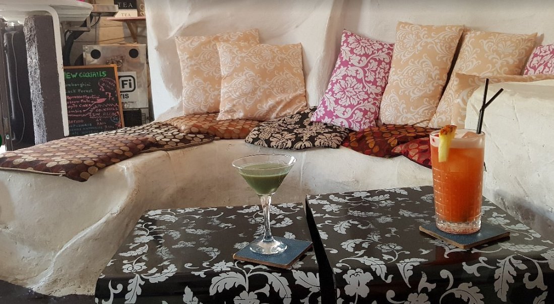 Cocktail sul tavolino della sala interna