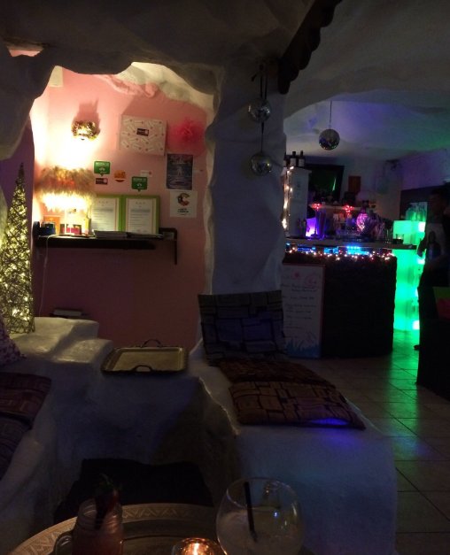 Angolo lounge con luci decorative