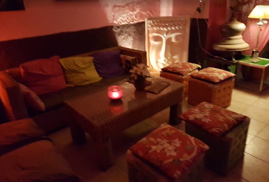 Area lounge con divani e cuscini