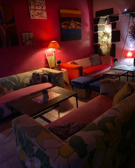 Sala con divani e pareti rosse
